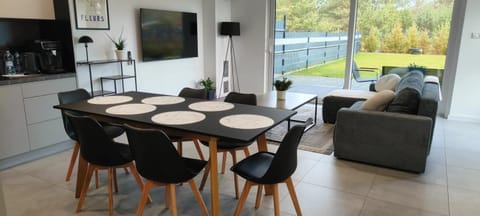 Communal lounge/ TV room, TV and multimedia, Kitchen or kitchenette, Living room, Seating area, Dining area, Evening entertainment