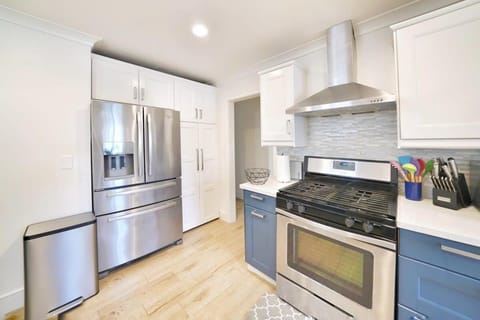 Marbella Lane - Vibrant 4BR RWC Ldry House in Menlo Park