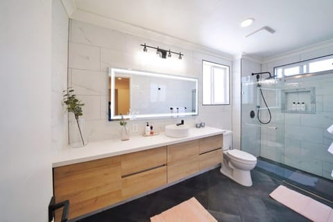 Marbella Lane - Vibrant 4BR RWC Ldry House in Menlo Park