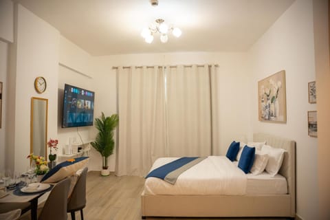 Bed, TV and multimedia, Bedroom