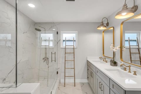 Luxury Heated Pool 5 Min to White Sand Beaches 4 Bedrooms, 2 Baths House in Florida