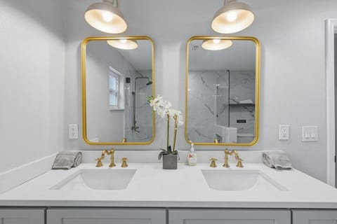 Luxury Heated Pool 5 Min to White Sand Beaches 4 Bedrooms, 2 Baths House in Florida