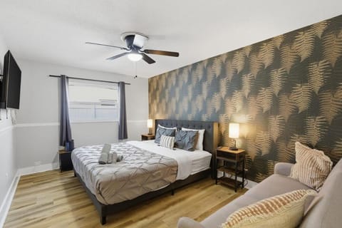 Luxury Heated Pool 5 Min to White Sand Beaches 4 Bedrooms, 2 Baths House in Florida