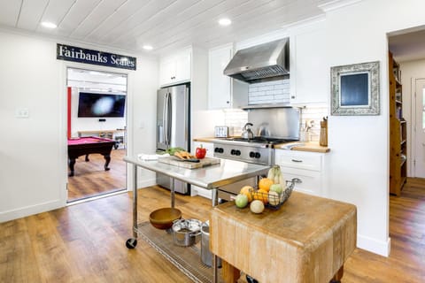 Spacious Riverside Farmhouse, Perfectly Located House in Riverside