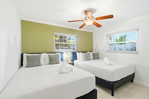 5 Minutes to Beach Heated Pool Karaoke Spacious 4 Bedrooms, 2 Baths House in Indian Shores