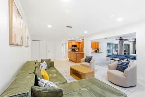 5 Minutes to Beach Heated Pool Karaoke Spacious 4 Bedrooms, 2 Baths House in Indian Shores