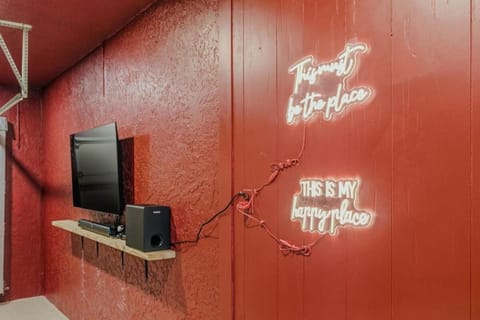 5 Minutes to Beach Heated Pool Karaoke Spacious 4 Bedrooms, 2 Baths House in Indian Shores