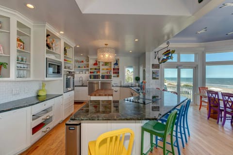 Casa Margarita Oceanfront, 10BD, Private Pool and hot tub, Elevator House in Isle of Palms