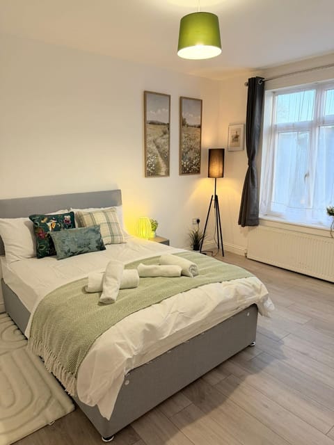 Bed, Photo of the whole room, Bedroom, towels