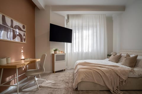 Bed, TV and multimedia, Seating area, Bedroom