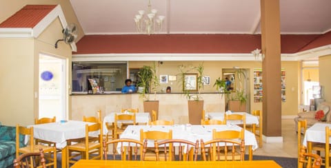 Restaurant/places to eat, Lounge or bar