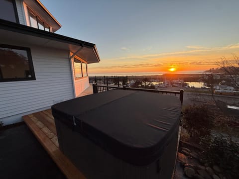 The White Haus - Beach -Wine -Hot tub -Seafood House in Harbor