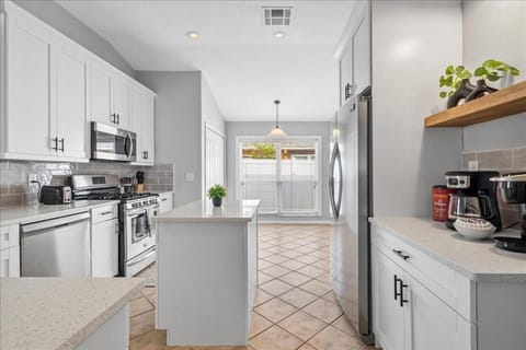 NEW - Poolside Oasis Heated POOL Home - 2000 SF House in Wesley Chapel