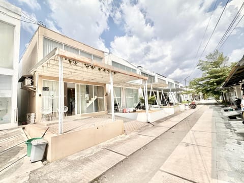 Property building, Day, Neighbourhood, Street view, Parking