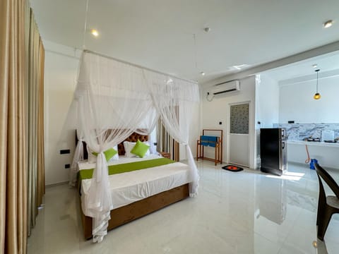 Bed, Living room, Photo of the whole room, Seating area, Bedroom, air conditioner