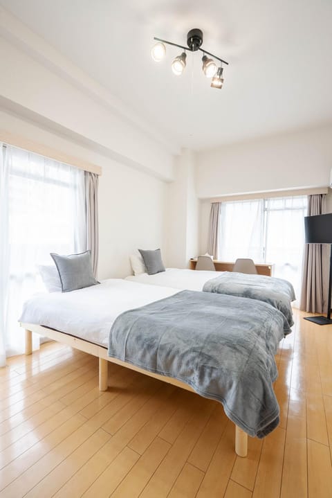 Bed, TV and multimedia, Bedroom