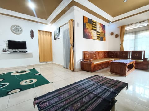 Communal lounge/ TV room, TV and multimedia, Living room, Seating area, Evening entertainment
