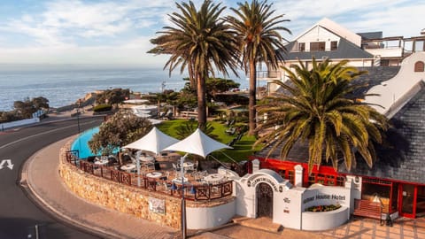 Property building, Nearby landmark, Day, Neighbourhood, Natural landscape, Beach, Pool view, Sea view, Swimming pool, Location, Parking