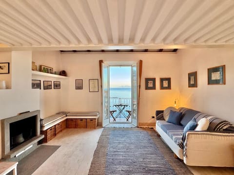 Natural landscape, TV and multimedia, Living room, Seating area, Sea view