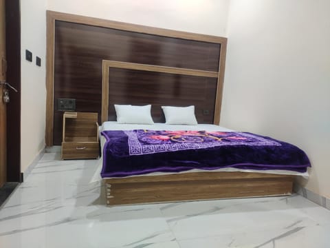Toilet, Bed, Bathroom, Photo of the whole room, Meals, Breakfast, children, young children, older children, Family, internet