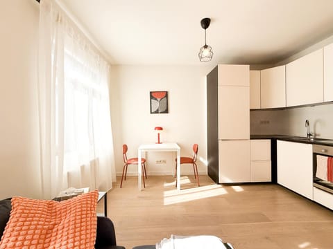 Kitchen or kitchenette, Living room, Seating area, Dining area, stove