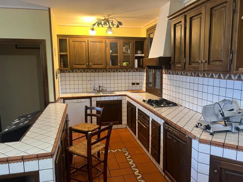 Kitchen or kitchenette, Dining area, dishwasher, oven, pet friendly, stove
