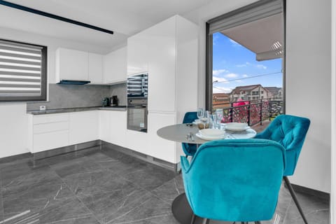 View (from property/room), Balcony/Terrace, Kitchen or kitchenette, Living room, Seating area, Dining area, minibar, pet friendly, stove