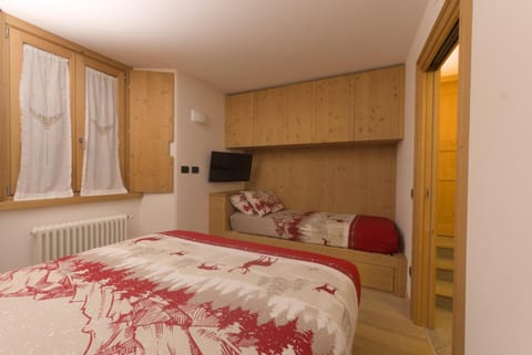 Bed, TV and multimedia, Photo of the whole room, Bedroom, wardrobe