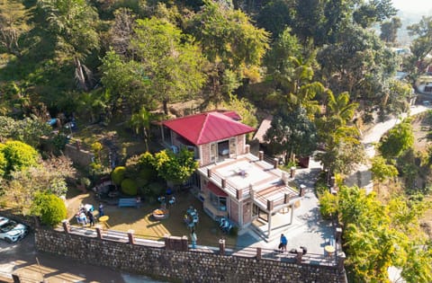 Property building, Spring, Day, Neighbourhood, Natural landscape, Bird's eye view, Garden, Garden view, Location, Parking