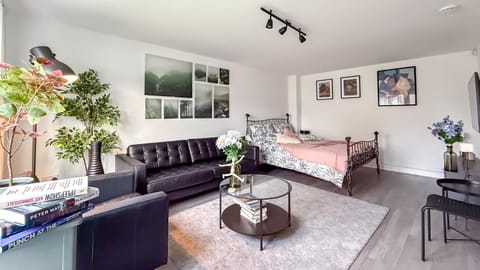 New Modern Detached House with 5bdr Glasgow House in Paisley