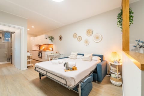 Bed, Kitchen or kitchenette, Living room, Photo of the whole room, Seating area, Dining area, Bedroom