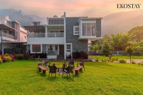Property building, Patio, Spring, Day, Natural landscape, Garden, Garden view, Mountain view
