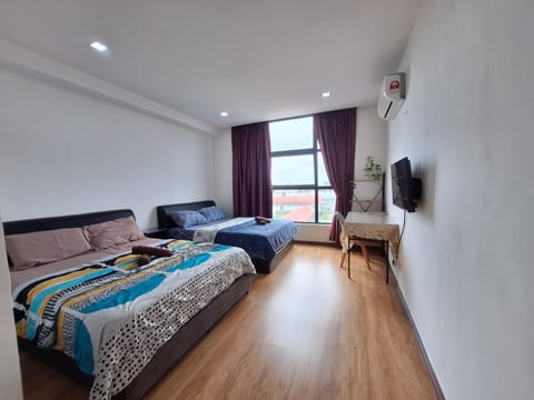 Bed, TV and multimedia, Photo of the whole room, Seating area, Bedroom, hair dryier, towels, wardrobe, air conditioner