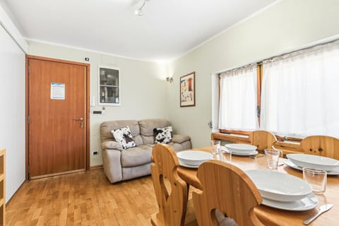 Hostdomus - Sud Ovest Apartment Apartment in Sestriere