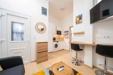 TV and multimedia, Living room, Seating area, air conditioner