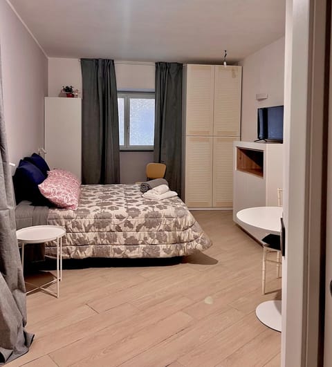 Bed, TV and multimedia, Photo of the whole room, wardrobe