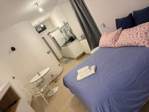 Photo of the whole room, kitchen