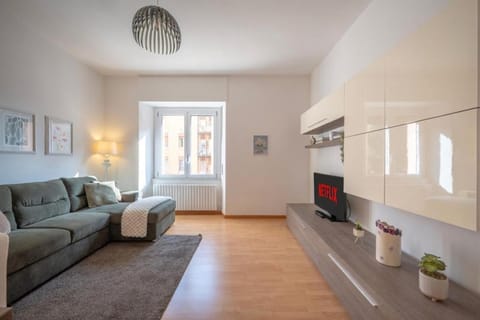 Day, TV and multimedia, Living room, Seating area, Time of day, internet