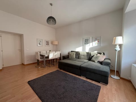 Bed, Living room, Photo of the whole room, Seating area, Bedroom