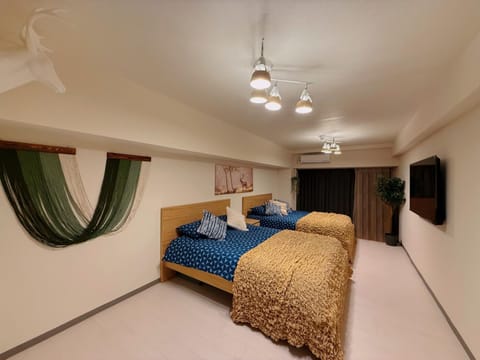 Bed, TV and multimedia, Photo of the whole room, Decorative detail, Bedroom, air conditioner