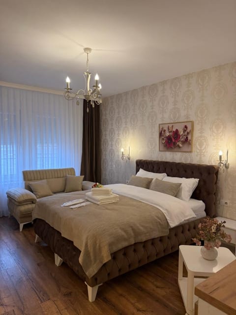 Bed, Living room, Photo of the whole room, Seating area, Bedroom, towels