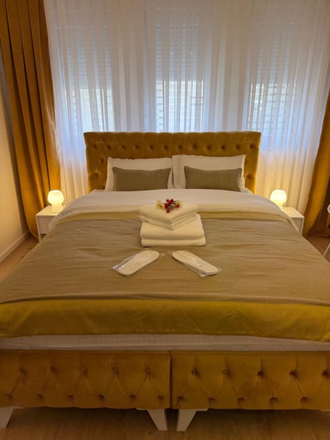 Bed, Bedroom, towels