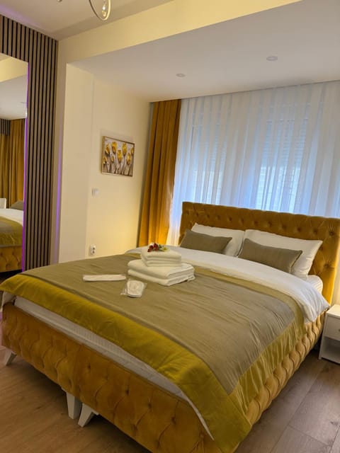 Bed, Bedroom, towels