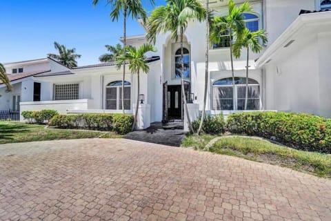 6BR Elegant Hollywood Lakes Mansion with Pool & Spa home House in Hollywood