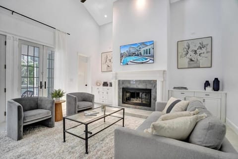 6BR Elegant Hollywood Lakes Mansion with Pool & Spa home House in Hollywood