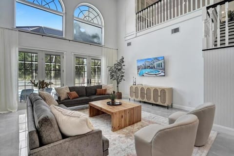 6BR Elegant Hollywood Lakes Mansion with Pool & Spa home House in Hollywood