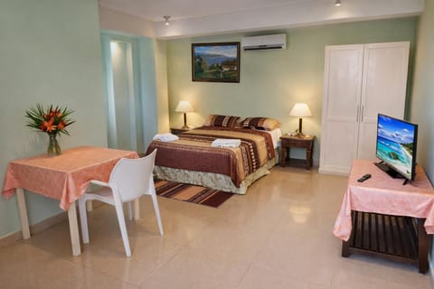 Bed, Photo of the whole room, Bedroom, air conditioner