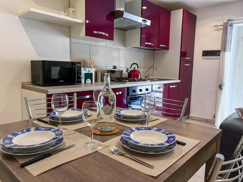 Kitchen or kitchenette, Dining area, oven