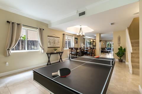 Salty Fox 5BD Oasis w Spa, Beach & Downtown House in Fort Lauderdale