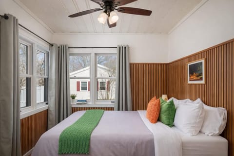 Family Retreat - 4 Bed 3 Bath Fireplace & Fun House in Fond du Lac